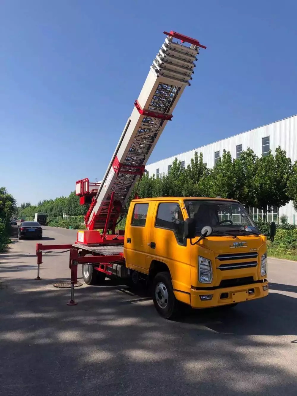 滨城附近的云梯车出租服务：轻松解决高空作业需求